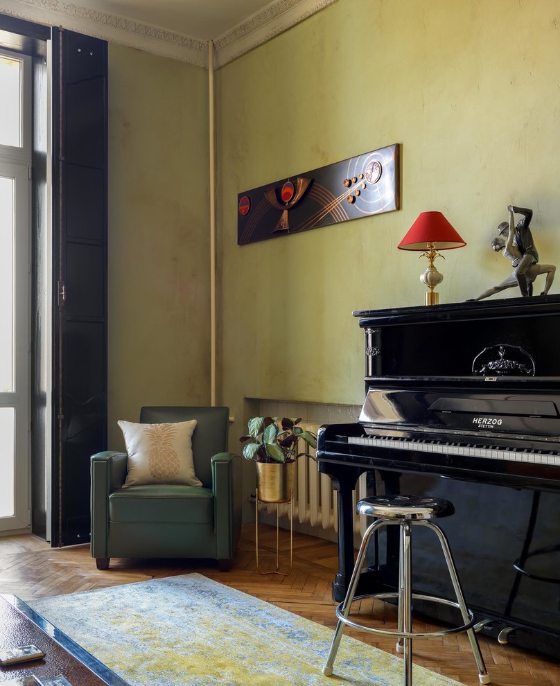 Пример оригинального дизайна: изолированная гостиная комната среднего размера в стиле фьюжн с музыкальной комнатой, зелеными стенами, паркетным полом среднего тона, бежевым полом и тюлем на окнах без телевизора