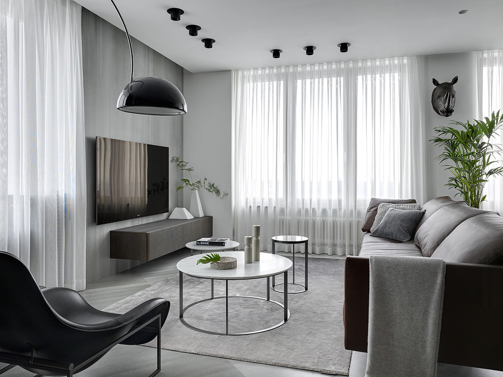 Großes, Offenes, Repräsentatives Modernes Wohnzimmer mit Porzellan-Bodenfliesen, TV-Wand, grauem Boden und grauer Wandfarbe in Moskau