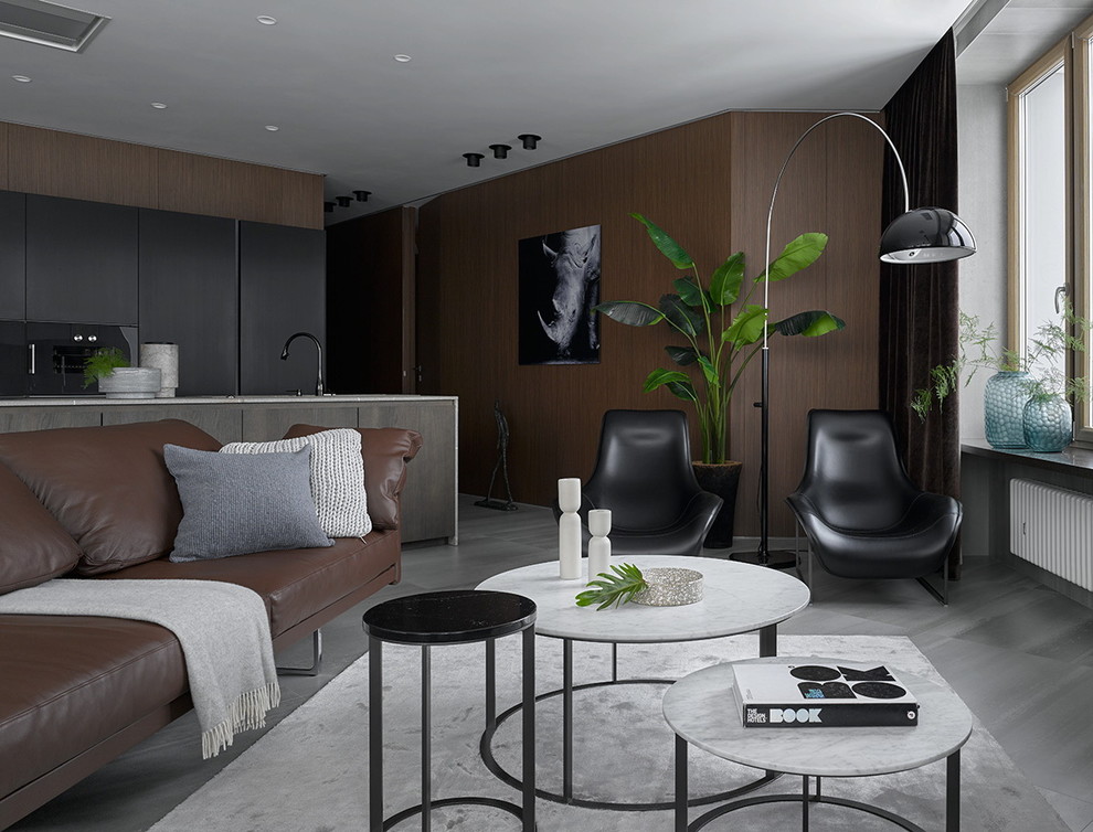 Идея дизайна: большая открытая, парадная гостиная комната в современном стиле с коричневыми стенами, полом из керамогранита и серым полом