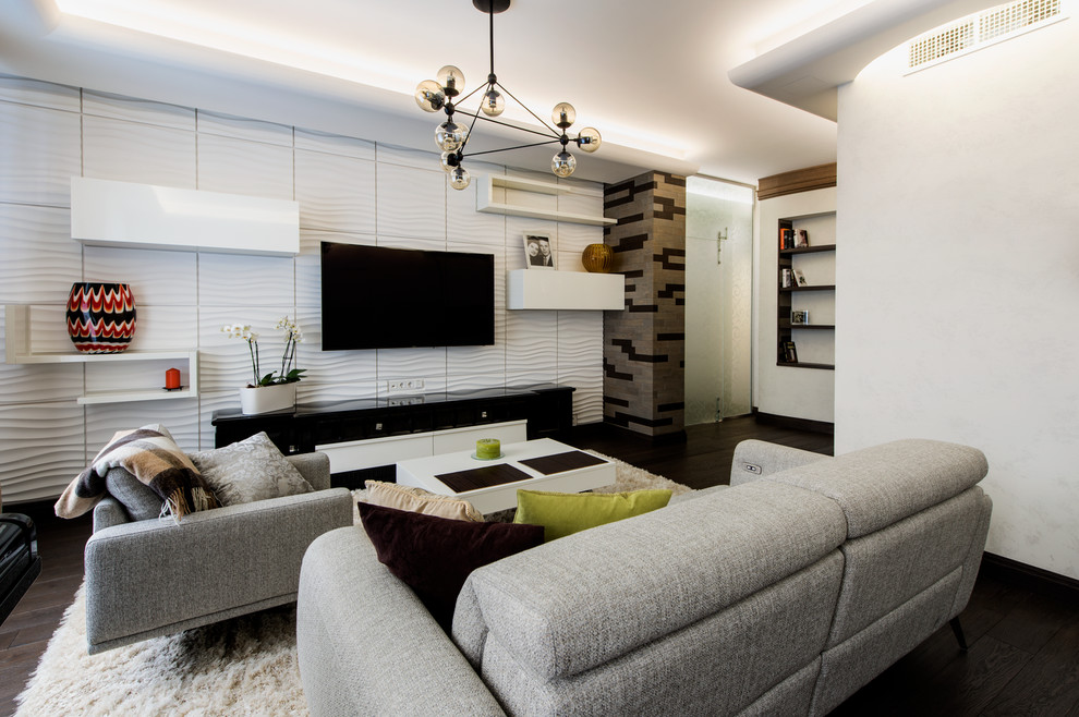 Свежая идея для дизайна: открытая гостиная комната среднего размера в современном стиле с музыкальной комнатой, белыми стенами, темным паркетным полом и телевизором на стене - отличное фото интерьера