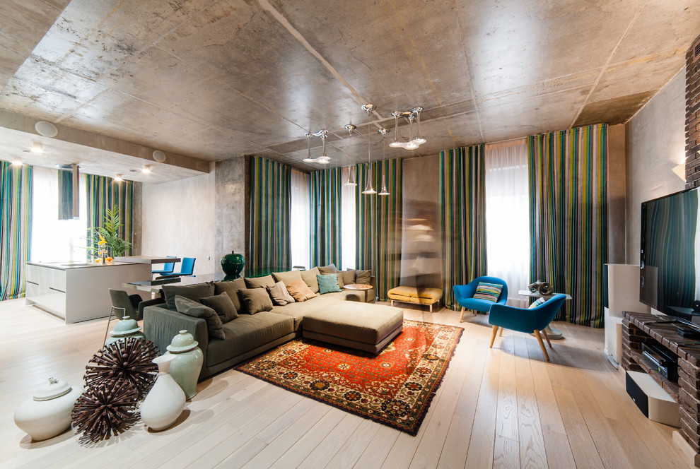 Immagine di un soggiorno industriale di medie dimensioni e stile loft con pareti grigie e TV autoportante