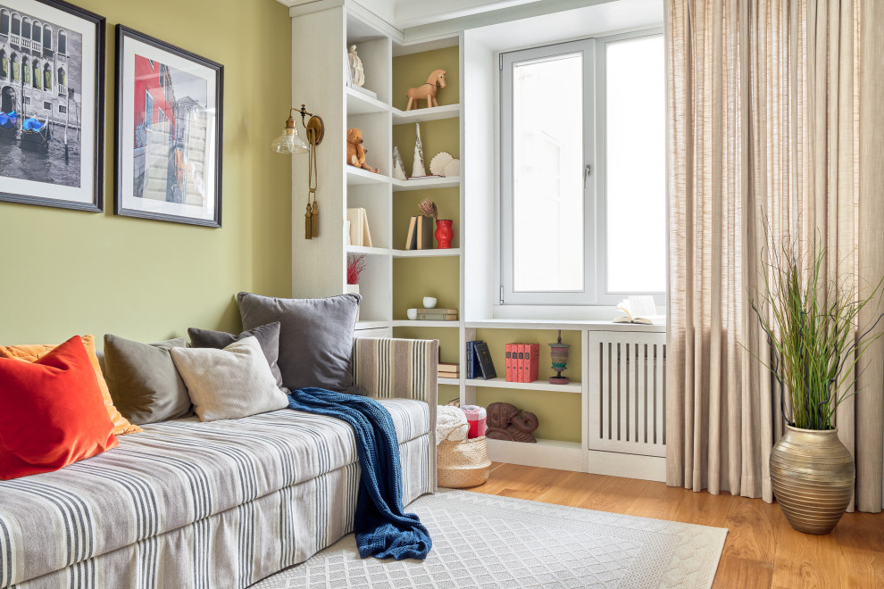 Ejemplo de dormitorio infantil clásico renovado con paredes verdes, suelo de madera en tonos medios y suelo marrón
