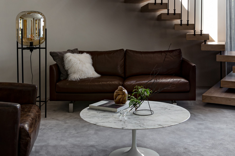 Свежая идея для дизайна: огромная гостиная комната в современном стиле с серым полом - отличное фото интерьера