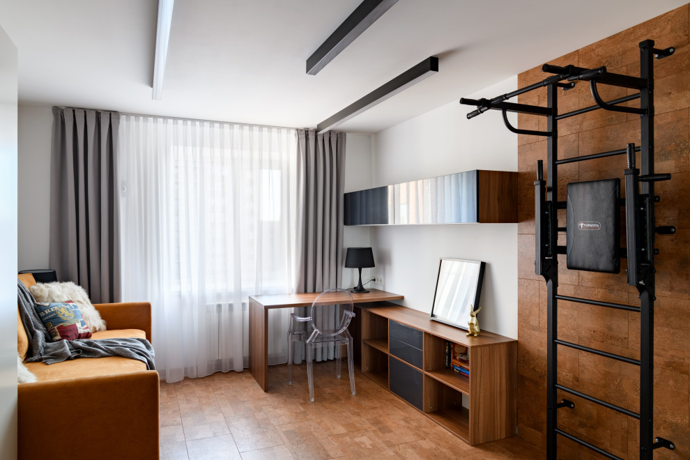 Diseño de salón abierto actual pequeño sin televisor con paredes blancas, suelo de madera en tonos medios y suelo marrón