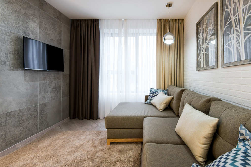 На фото: парадная, изолированная, объединенная гостиная комната среднего размера в современном стиле с бежевыми стенами, полом из керамогранита, телевизором на стене, серым полом и тюлем на окнах без камина с