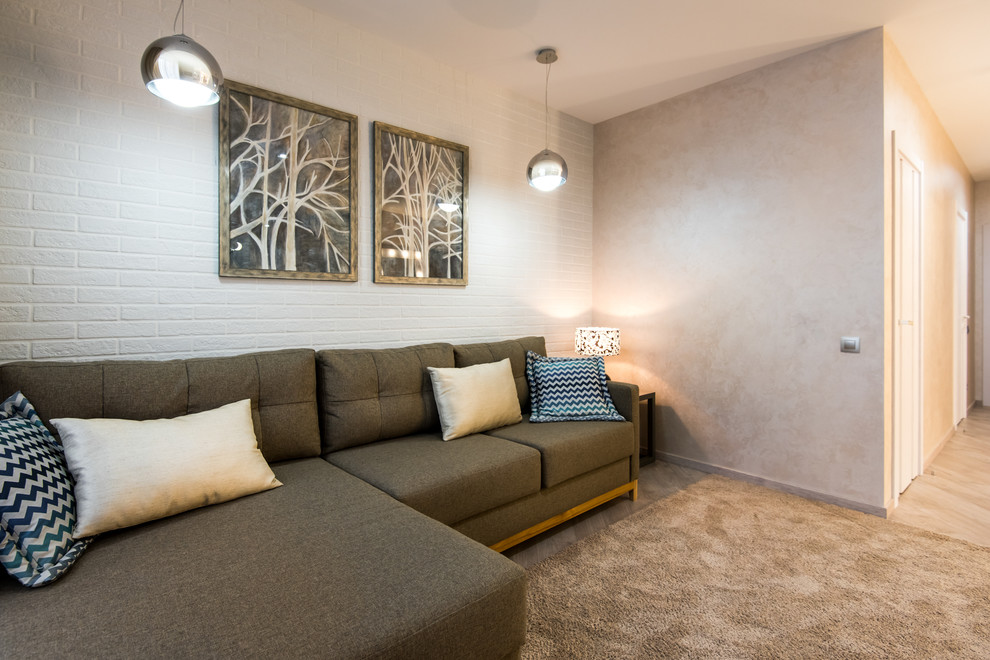 На фото: парадная, изолированная, объединенная гостиная комната среднего размера в современном стиле с бежевыми стенами, полом из керамогранита, телевизором на стене и серым полом без камина