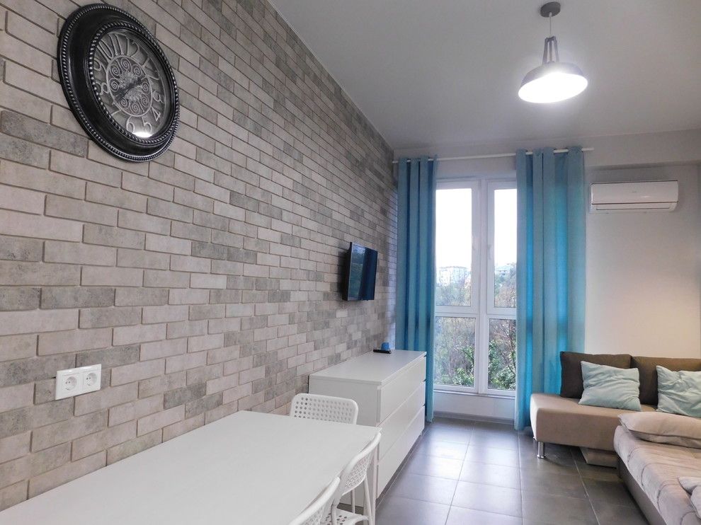 Источник вдохновения для домашнего уюта: маленькая открытая гостиная комната в стиле лофт с серыми стенами, полом из керамогранита и серым полом для на участке и в саду