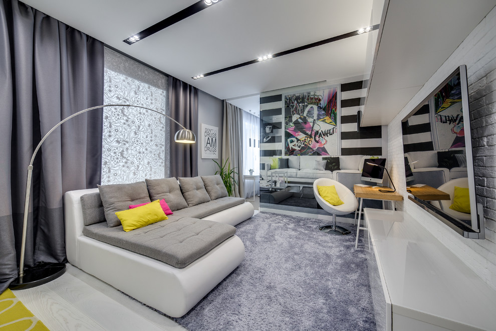 Источник вдохновения для домашнего уюта: изолированная, объединенная гостиная комната в современном стиле с разноцветными стенами, светлым паркетным полом и телевизором на стене