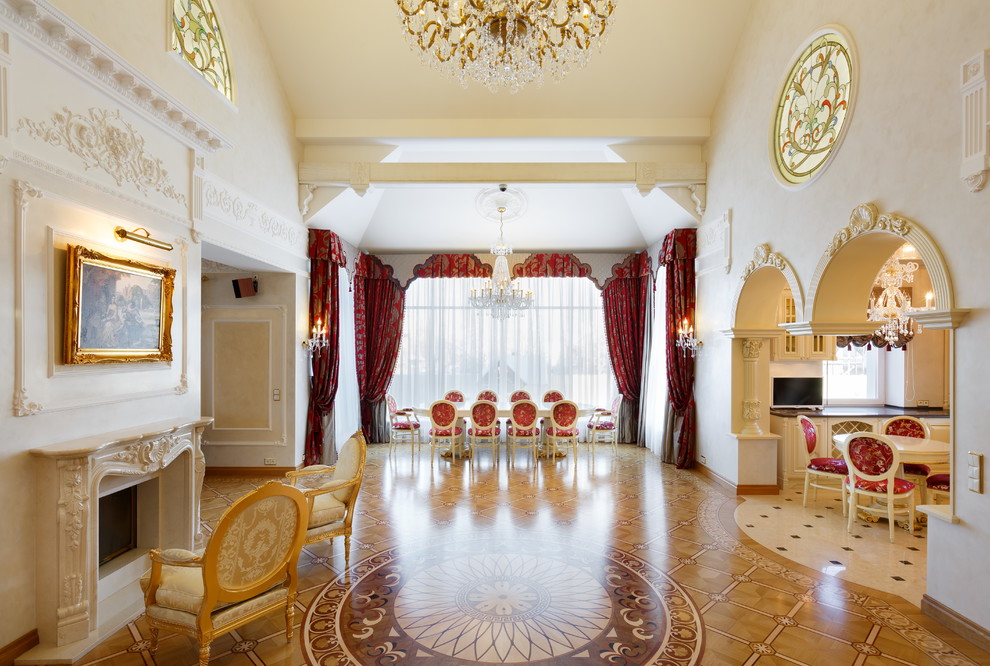 Repräsentatives, Offenes Klassisches Wohnzimmer mit weißer Wandfarbe, braunem Holzboden und Tunnelkamin in Sankt Petersburg