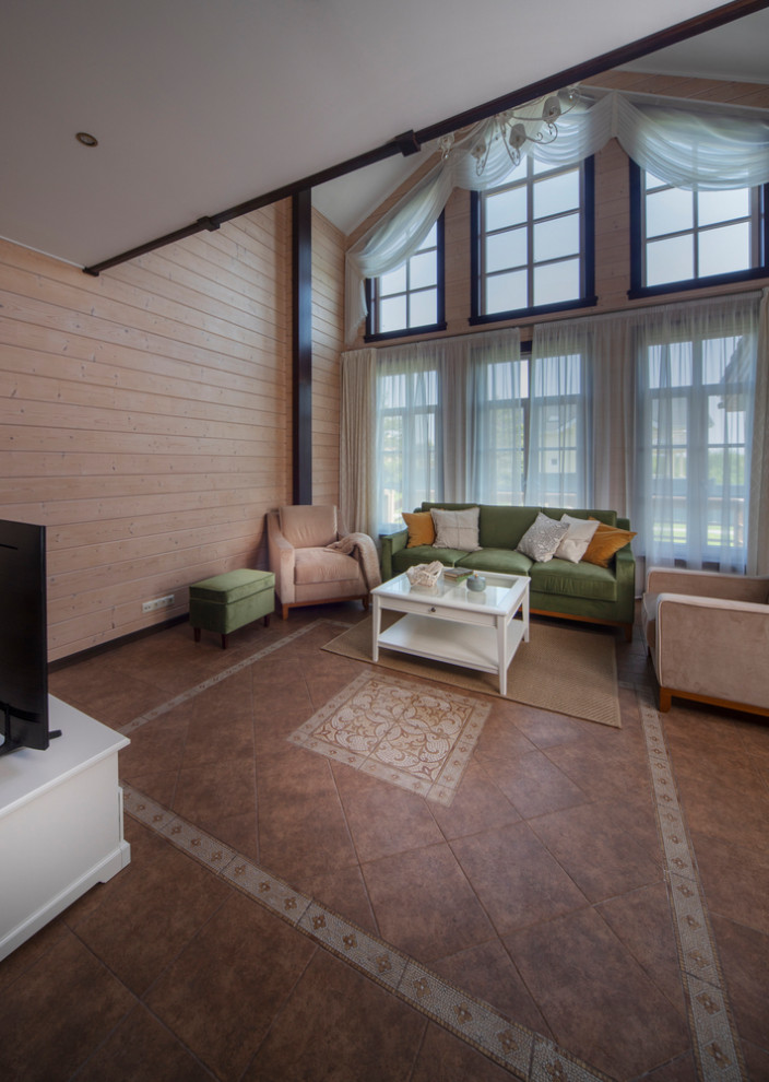 Свежая идея для дизайна: большая изолированная, объединенная гостиная комната в стиле рустика с бежевыми стенами, полом из керамической плитки, угловым камином, фасадом камина из кирпича, отдельно стоящим телевизором, коричневым полом, балками на потолке и деревянными стенами - отличное фото интерьера