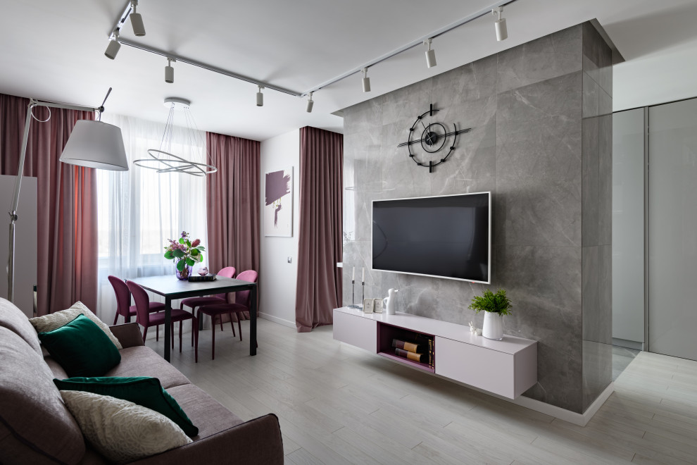 Стильный дизайн: открытая гостиная комната среднего размера в современном стиле с серыми стенами, телевизором на стене и бежевым полом - последний тренд