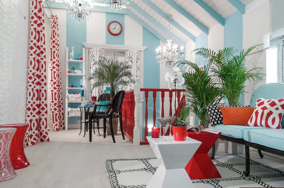 Свежая идея для дизайна: открытая гостиная комната в стиле фьюжн с синими стенами и светлым паркетным полом - отличное фото интерьера