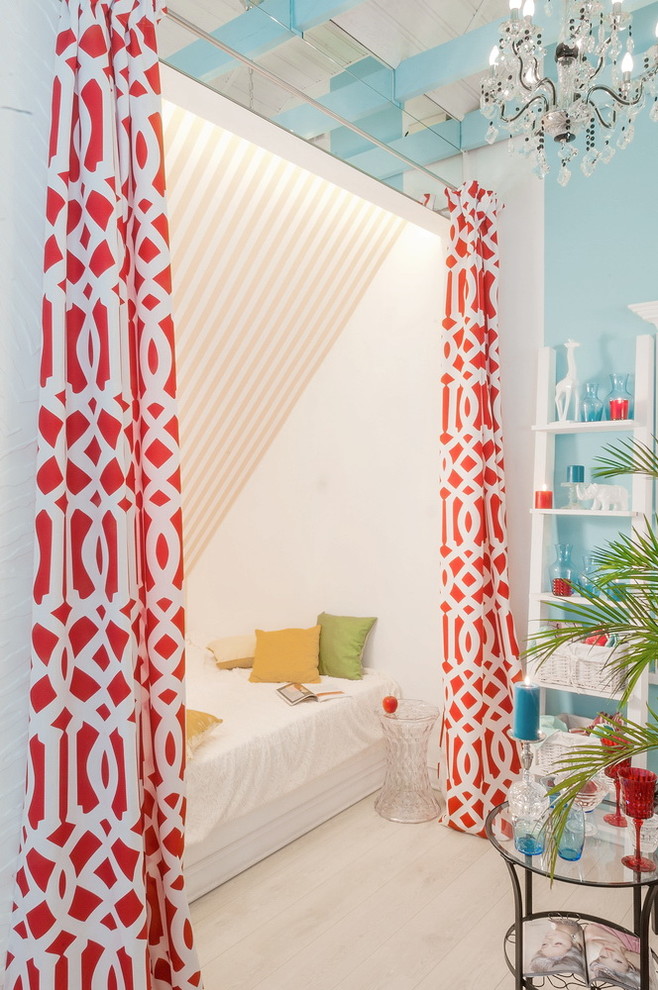 Свежая идея для дизайна: открытая гостиная комната в стиле фьюжн с синими стенами и светлым паркетным полом - отличное фото интерьера