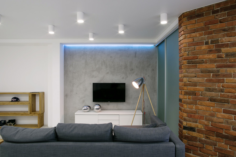 Идея дизайна: маленькая парадная, открытая гостиная комната в современном стиле с белыми стенами и телевизором на стене для на участке и в саду