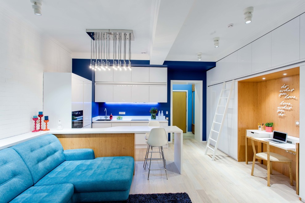Идея дизайна: парадная, открытая, объединенная гостиная комната в современном стиле с белыми стенами, светлым паркетным полом и синим диваном без камина