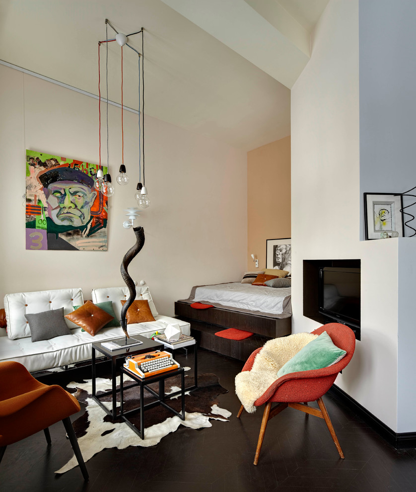 Стильный дизайн: парадная, открытая гостиная комната в современном стиле с белыми стенами, темным паркетным полом, стандартным камином и мультимедийным центром - последний тренд