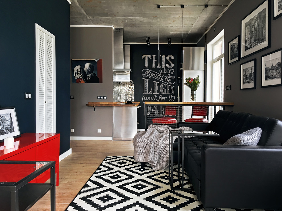 На фото: открытая, объединенная гостиная комната среднего размера в современном стиле с полом из ламината, серыми стенами и коричневым полом