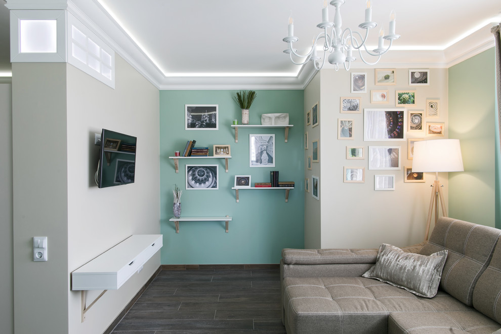 Пример оригинального дизайна: открытая гостиная комната в стиле неоклассика (современная классика) с темным паркетным полом, телевизором на стене и коричневым полом