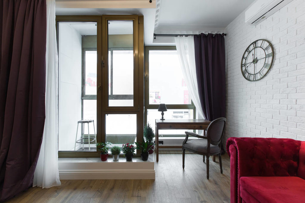 Foto de salón bohemio pequeño con paredes blancas, suelo de madera en tonos medios y suelo beige