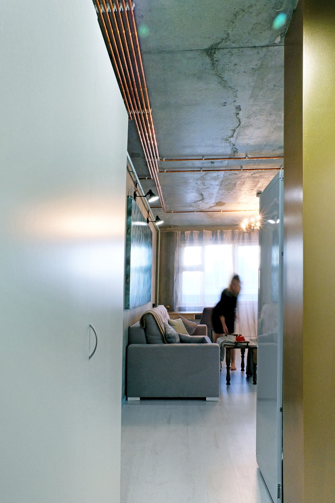 Idee per un piccolo soggiorno industriale con pavimento in laminato e pavimento bianco