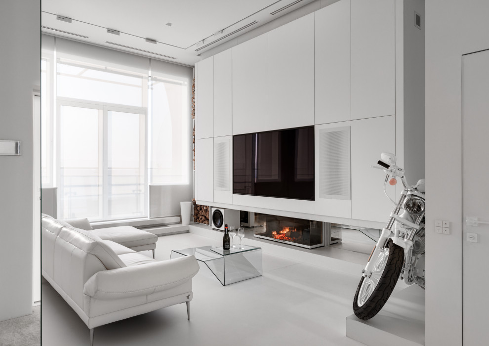 Großes, Offenes Modernes Wohnzimmer mit weißer Wandfarbe, Hängekamin, Multimediawand und weißem Boden in Sonstige