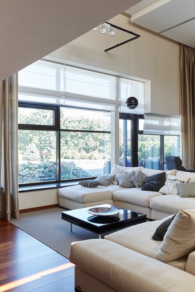Идея дизайна: большая парадная, открытая гостиная комната в современном стиле с белыми стенами и коричневым полом