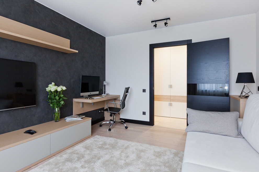 Modern inredning av ett mellanstort separat vardagsrum, med laminatgolv och en väggmonterad TV
