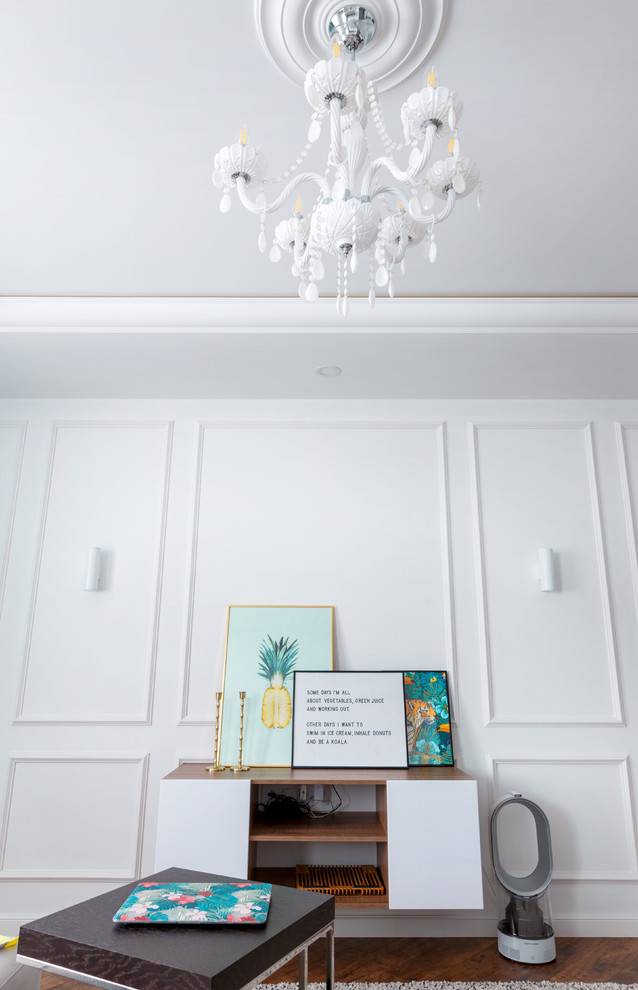 Источник вдохновения для домашнего уюта: открытая гостиная комната среднего размера в стиле фьюжн с белыми стенами и коричневым полом