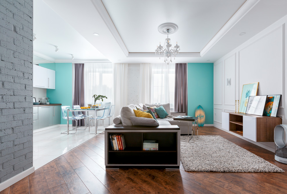 Ispirazione per un soggiorno eclettico di medie dimensioni e aperto con pareti bianche e pavimento marrone