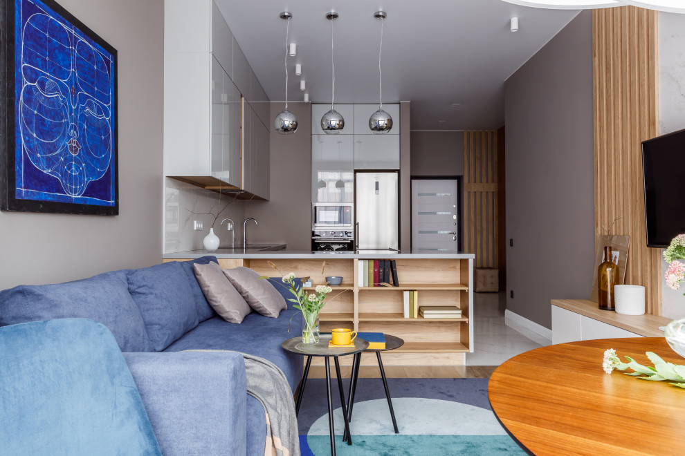 Ispirazione per un soggiorno design aperto con sala formale, pareti grigie, pavimento in legno massello medio, TV a parete e pavimento marrone