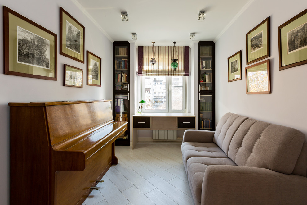 Diseño de salón con rincón musical abierto contemporáneo pequeño sin chimenea y televisor con paredes blancas y suelo de madera clara