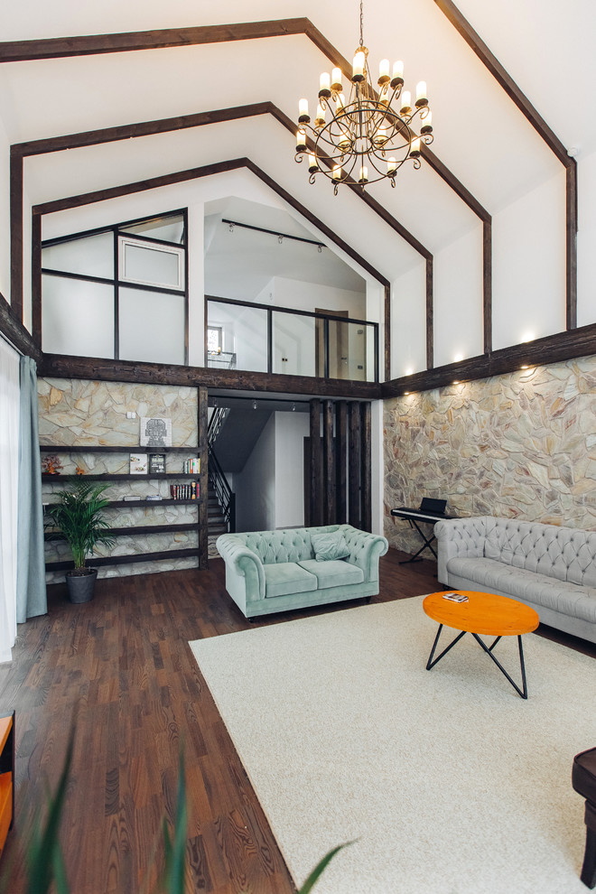 Свежая идея для дизайна: открытая гостиная комната среднего размера в стиле лофт с бежевыми стенами, темным паркетным полом, телевизором на стене и коричневым полом без камина - отличное фото интерьера