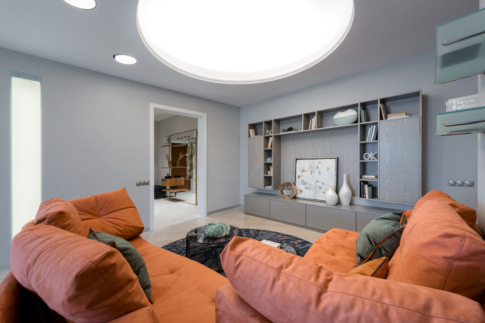 На фото: открытая гостиная комната среднего размера в современном стиле с серыми стенами, светлым паркетным полом, белым полом, многоуровневым потолком и обоями на стенах с