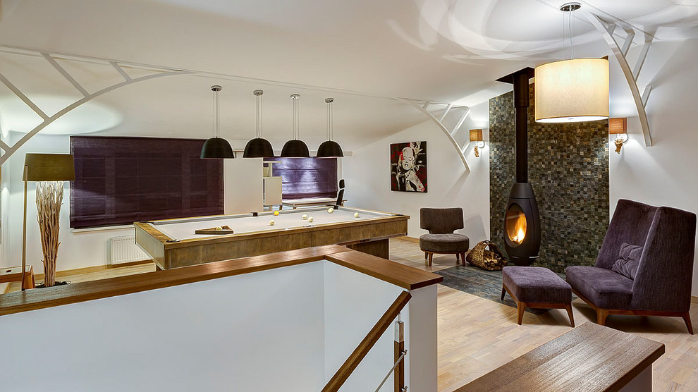 Idee per un soggiorno minimal stile loft con pareti bianche, parquet chiaro, stufa a legna e pavimento marrone