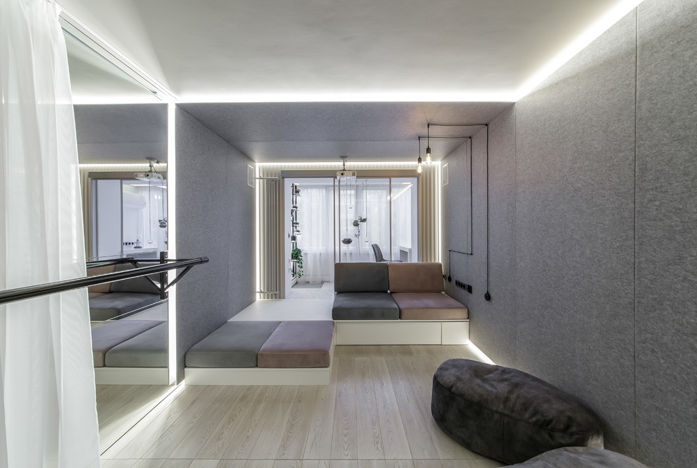 Esempio di un soggiorno minimal con pareti grigie, parquet chiaro, pavimento beige e nessun camino