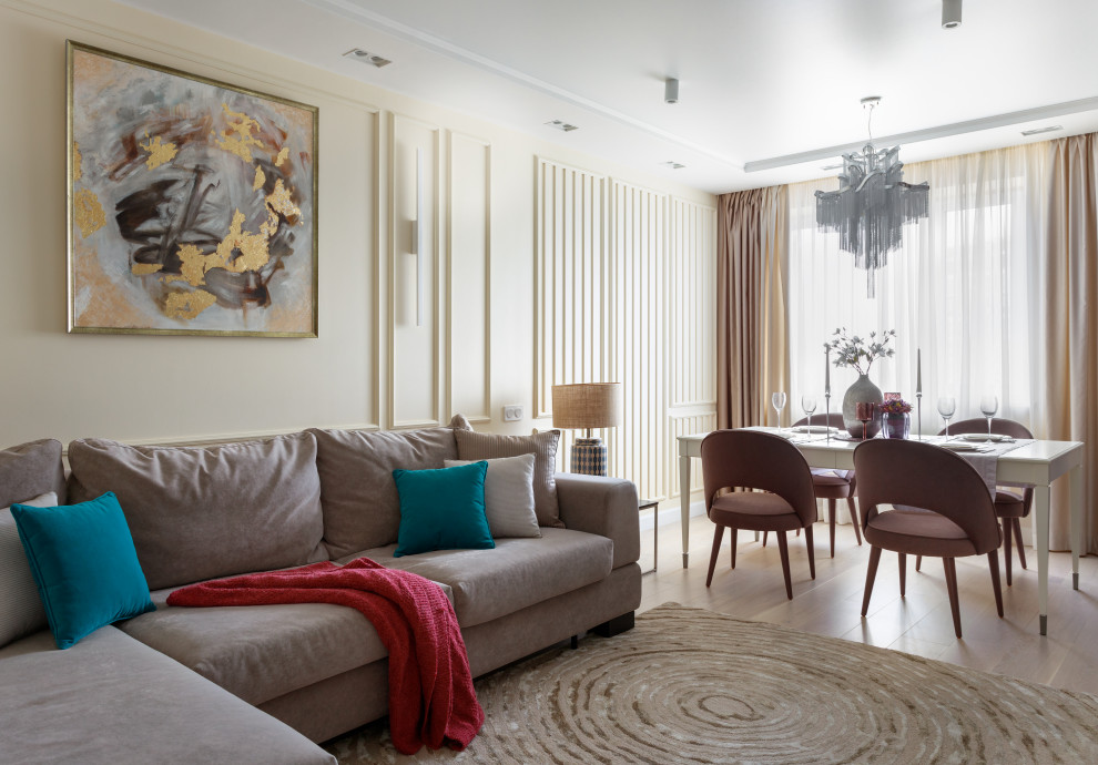 Свежая идея для дизайна: гостиная комната в современном стиле с бежевыми стенами, светлым паркетным полом и бежевым полом - отличное фото интерьера