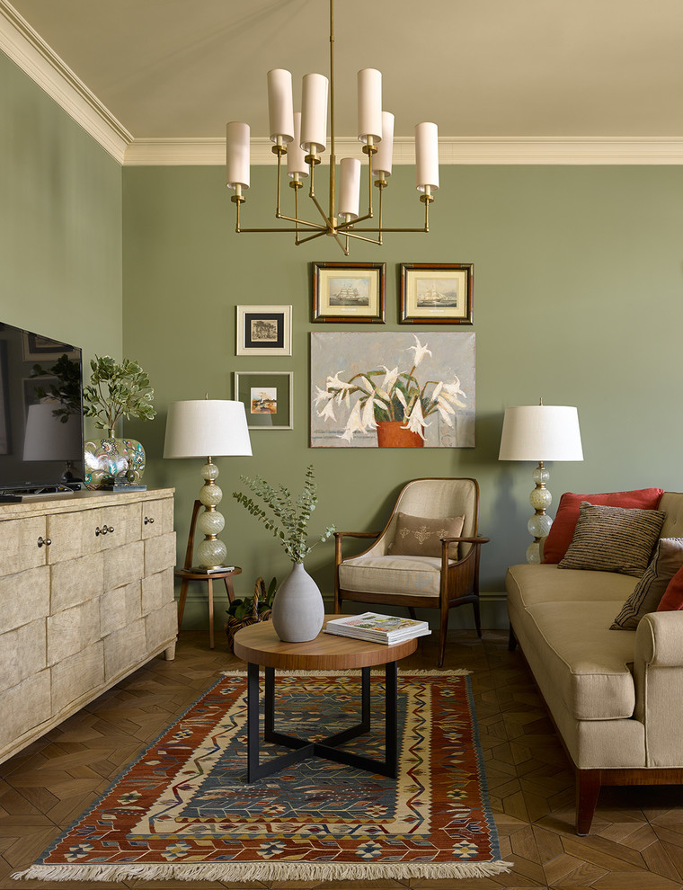 На фото: гостиная комната в стиле неоклассика (современная классика) с зелеными стенами, паркетным полом среднего тона и коричневым полом