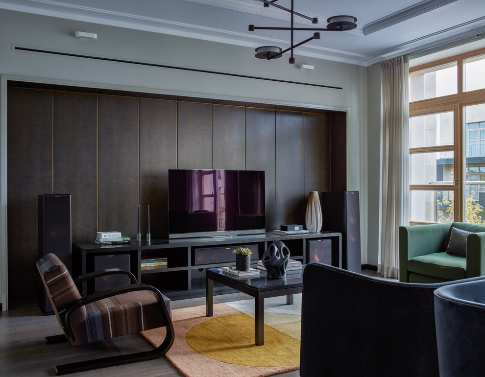 Идея дизайна: большая изолированная гостиная комната в современном стиле с с книжными шкафами и полками, темным паркетным полом, стандартным камином, фасадом камина из металла, отдельно стоящим телевизором и коричневым полом