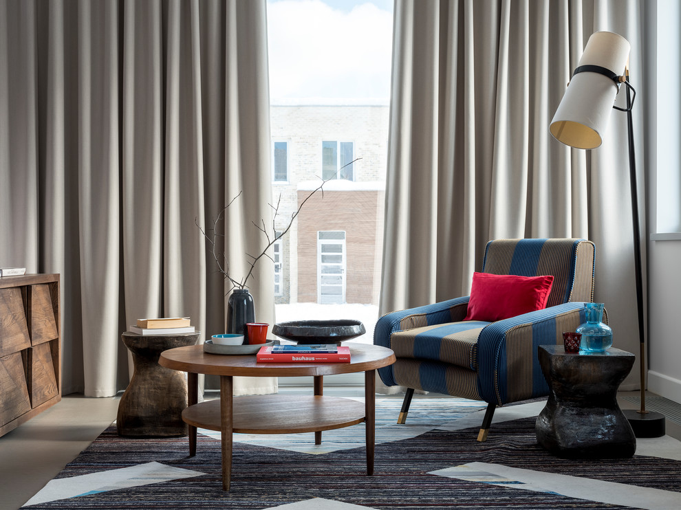 Пример оригинального дизайна: открытая гостиная комната среднего размера с разноцветными стенами, полом из керамогранита, отдельно стоящим телевизором и серым полом