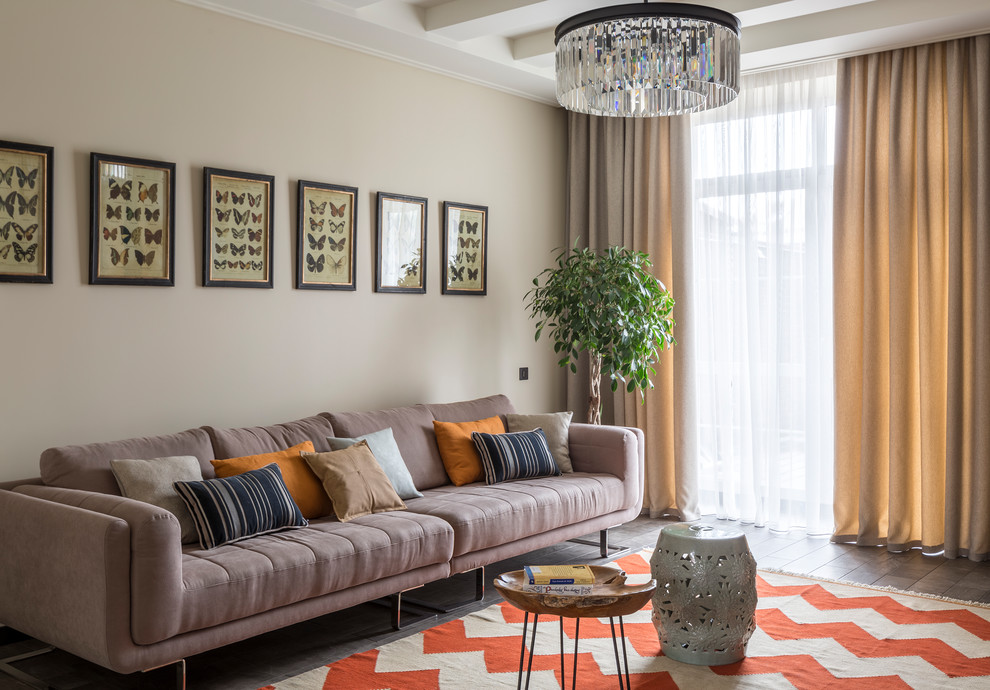 Immagine di un soggiorno chic di medie dimensioni con sala formale, pareti beige e pavimento grigio