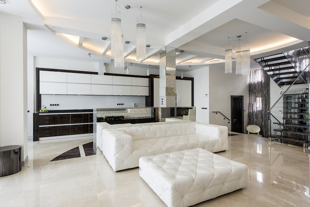Пример оригинального дизайна: большая открытая, объединенная гостиная комната в современном стиле с белыми стенами, мраморным полом, горизонтальным камином, фасадом камина из камня и телевизором на стене