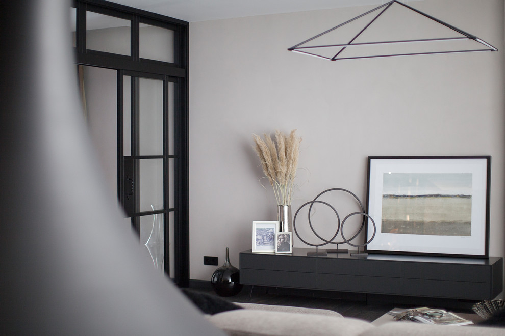 Идея дизайна: открытая гостиная комната среднего размера в современном стиле с бежевыми стенами, деревянным полом и коричневым полом
