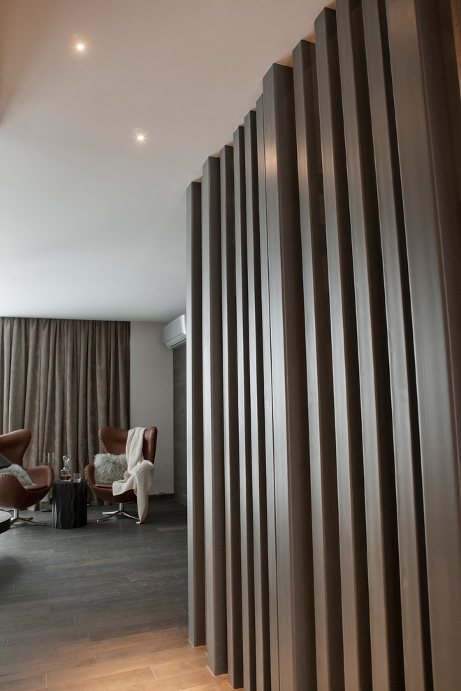 Идея дизайна: открытая гостиная комната среднего размера в стиле лофт с бежевыми стенами, деревянным полом и коричневым полом