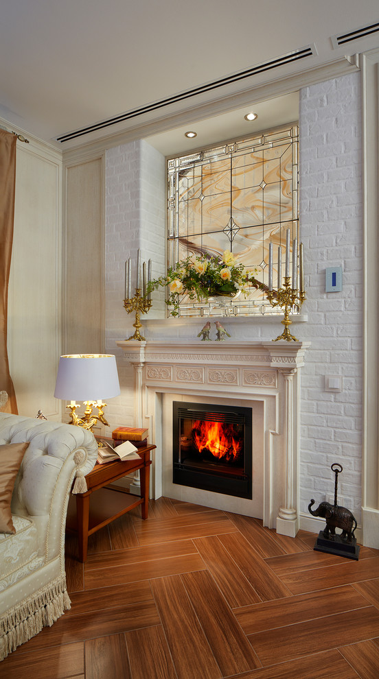Aménagement d'un salon classique de taille moyenne et ouvert avec une salle de réception, un mur blanc, une cheminée standard et un manteau de cheminée en pierre.