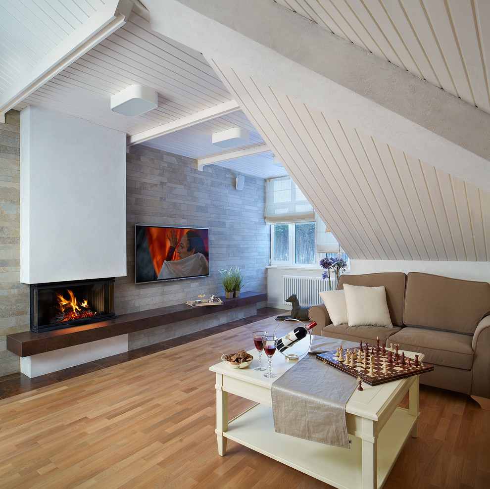 Idee per un soggiorno contemporaneo di medie dimensioni con pavimento in legno massello medio, camino classico, TV a parete e pareti multicolore