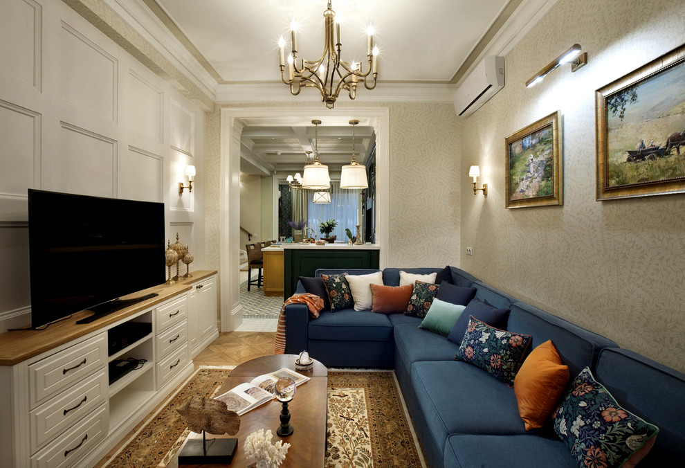 Cette photo montre un salon chic avec une salle de réception, un mur beige, moquette et un téléviseur indépendant.