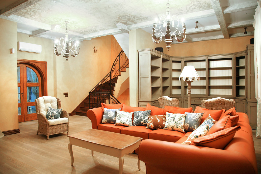 Exemple d'un salon nature de taille moyenne et ouvert avec une bibliothèque ou un coin lecture, un mur beige et un sol en bois brun.