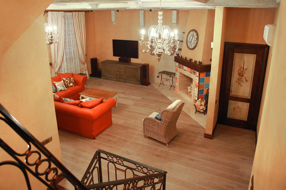 На фото: гостиная комната в стиле кантри с бежевыми стенами, паркетным полом среднего тона, угловым камином и фасадом камина из плитки