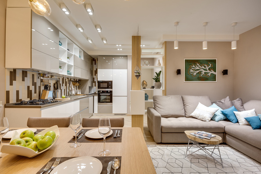 Offenes Modernes Wohnzimmer mit beiger Wandfarbe, hellem Holzboden und beigem Boden in Osaka