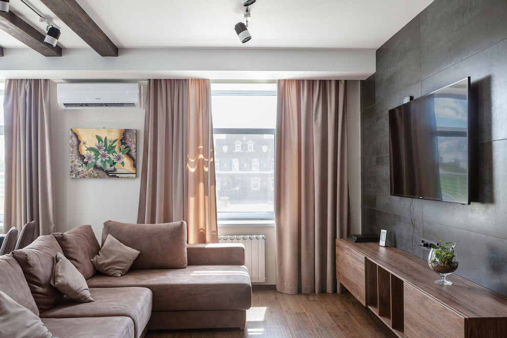Свежая идея для дизайна: большая открытая гостиная комната в современном стиле с белыми стенами, паркетным полом среднего тона, телевизором на стене и коричневым полом - отличное фото интерьера